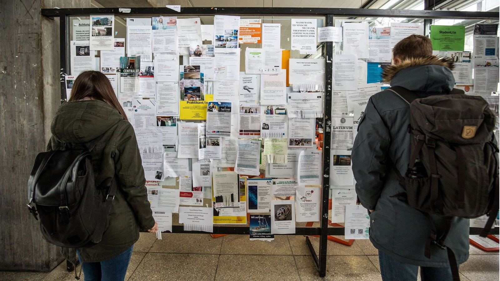 Studierende an der Uni Stuttgart schauen Wohnungsanzeigen durch. Besonders im Internet gibt es immer mehr Betrugsversuche.Foto: Lichtgut/Leif Piechowski Studierende an der Uni Stuttgart schauen Wohnungsanzeigen durch. Besonders im Internet gibt es immer mehr Betrugsversuche.Foto: Lichtgut/Leif Piechowski