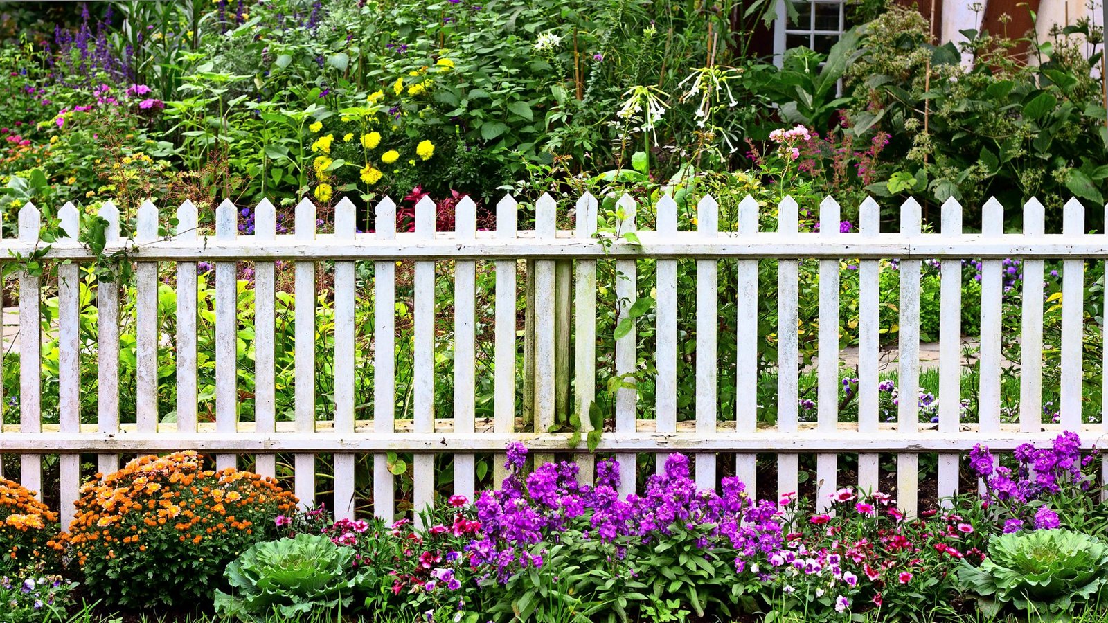 Der Bauerngarten wird traditionell mit einem einfachen Lattenzaun umgrenzt.Foto: Adobe Stock Der Bauerngarten wird traditionell mit einem einfachen Lattenzaun umgrenzt.Foto: Adobe Stock