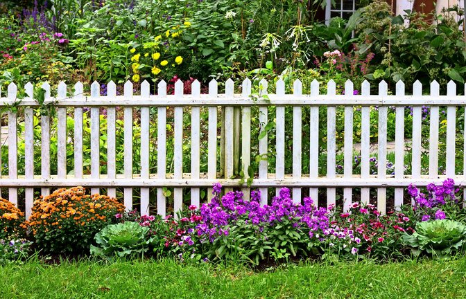 Der Bauerngarten wird traditionell mit einem einfachen Lattenzaun umgrenzt.<span class='image-autor'>Foto: Adobe Stock</span>
