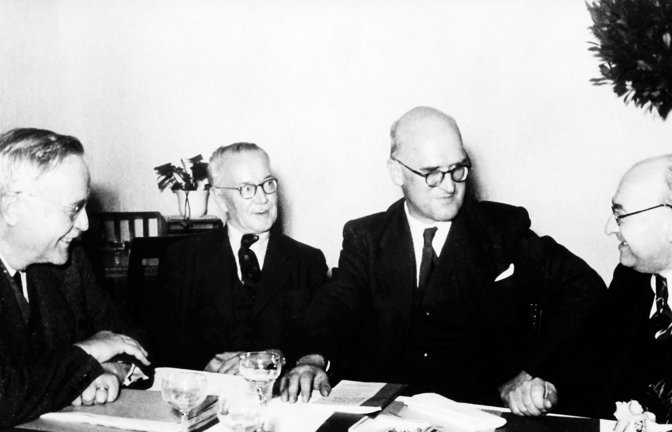 Reinhold Maier (FDP, links) war Regierungschef von Württemberg-(Nord-)Baden und 1952 erster Ministerpräsident von Baden-Württemberg. Sein Nachfolger wurde der Oberschwabe Gebhard Müller (CDU, zweiter von rechts). Leo Wohleb (CDU, rechts) agierte von Freiburg aus als erbitterter Gegner des Südweststaats. Neben Maier ist Edmund Kaufmann zu sehen (CDU, dann FDP).<span class='image-autor'>Foto: picture-alliance / Adolf Castagne</span>