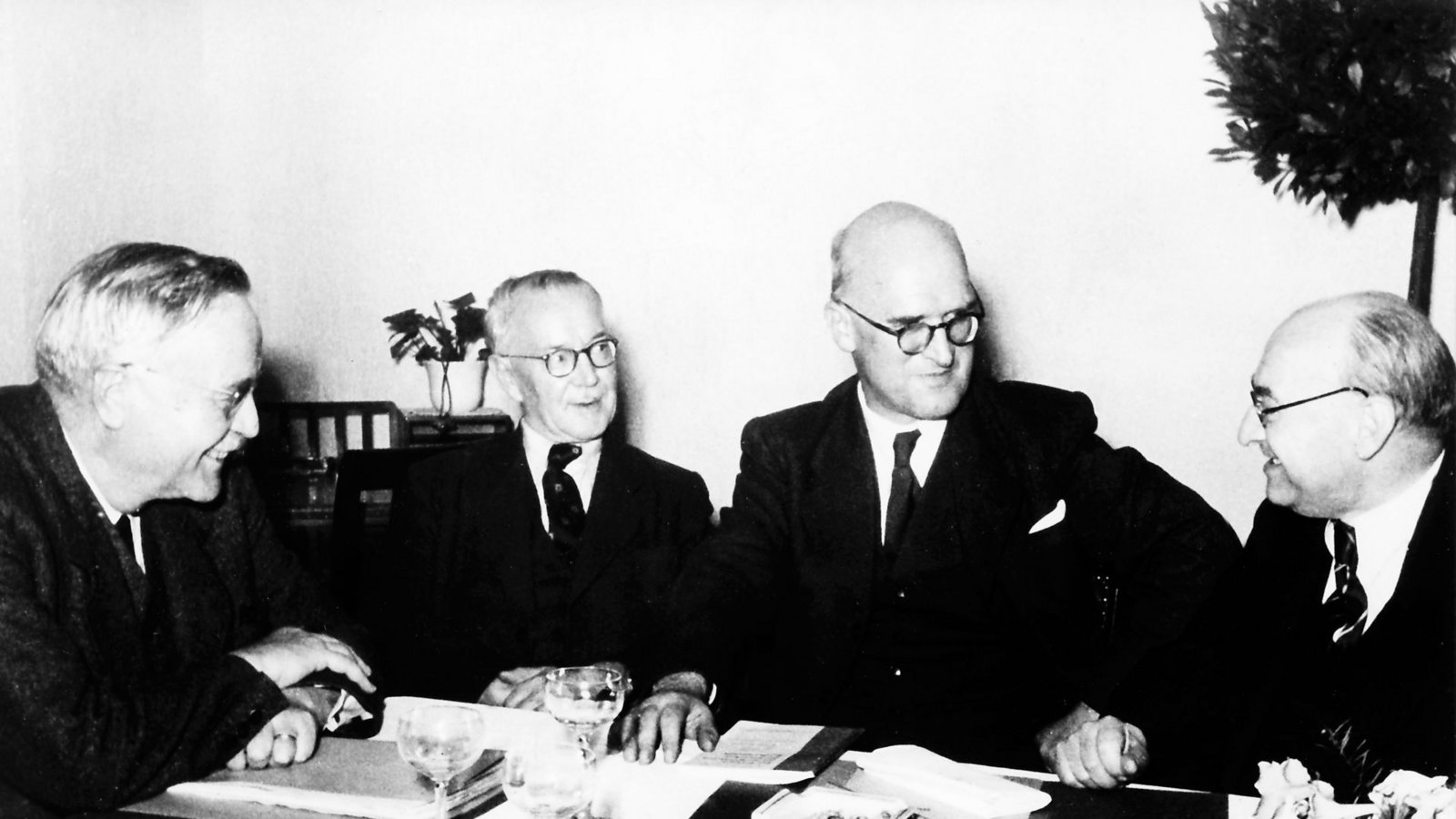 Reinhold Maier (FDP, links) war Regierungschef von Württemberg-(Nord-)Baden und 1952 erster Ministerpräsident von Baden-Württemberg. Sein Nachfolger wurde der Oberschwabe Gebhard Müller (CDU, zweiter von rechts). Leo Wohleb (CDU, rechts) agierte von Freiburg aus als erbitterter Gegner des Südweststaats. Neben Maier ist Edmund Kaufmann zu sehen (CDU, dann FDP).Foto: picture-alliance / Adolf Castagne Reinhold Maier (FDP, links) war Regierungschef von Württemberg-(Nord-)Baden und 1952 erster Ministerpräsident von Baden-Württemberg. Sein Nachfolger wurde der Oberschwabe Gebhard Müller (CDU, zweiter von rechts). Leo Wohleb (CDU, rechts) agierte von Freiburg aus als erbitterter Gegner des Südweststaats. Neben Maier ist Edmund Kaufmann zu sehen (CDU, dann FDP).Foto: picture-alliance / Adolf Castagne