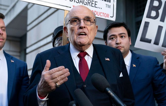Donald Trumps Ex-Anwalt Rudy Giuliani muss sich unter anderem wegen Verschwörung und Betrug vor Gericht verantworten.<span class='image-autor'>Foto: Jose Luis Magana/AP/dpa</span>