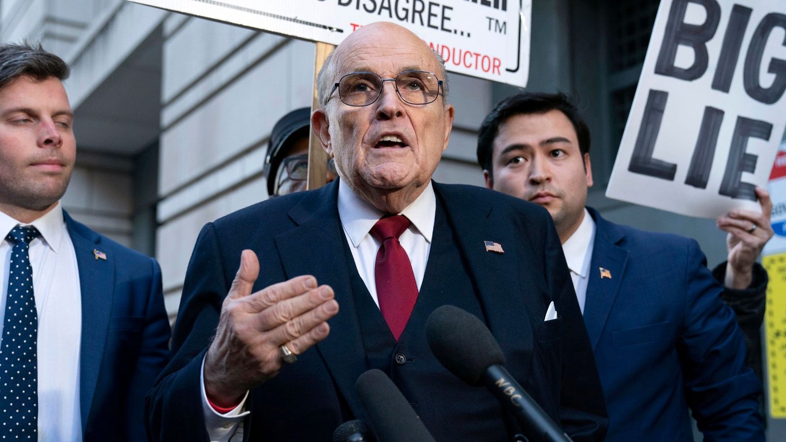 Donald Trumps Ex-Anwalt Rudy Giuliani muss sich unter anderem wegen Verschwörung und Betrug vor Gericht verantworten.Foto: Jose Luis Magana/AP/dpa