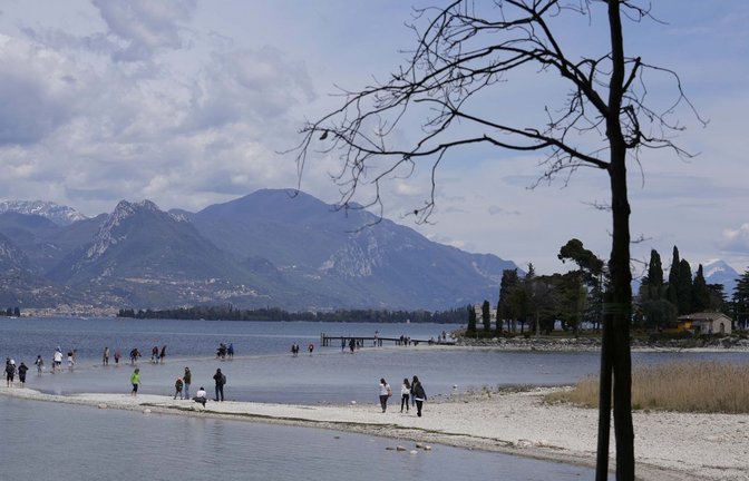 Die Ermittlungen zum Tod des Touristen am Gardasee dauern an. (Archivbild)<span class='image-autor'>Foto: dpa/Luca Bruno</span>