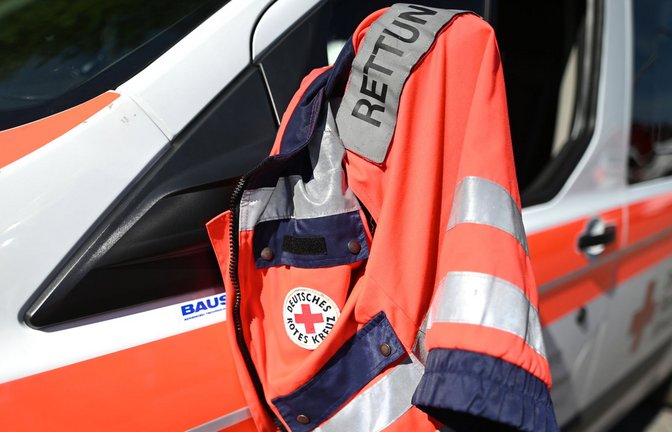 Rettungskräfte brachten die Verletzten in eine Klinik. (Symbolbild)<span class='image-autor'>Foto: dpa/Patrick Seeger</span>