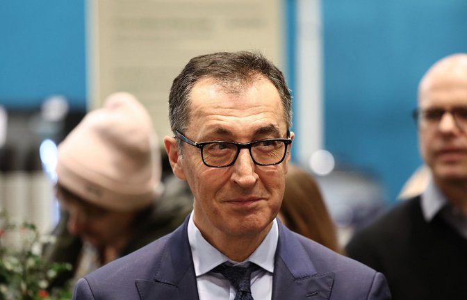 Özdemir zerschnitt zum Beginn der Messe das Eröffnungsband – und grüßte all diejenigen, die wegen des Seuchenausbruchs in Sorge sind.<span class='image-autor'>Foto: dpa/Hannes P Albert</span>