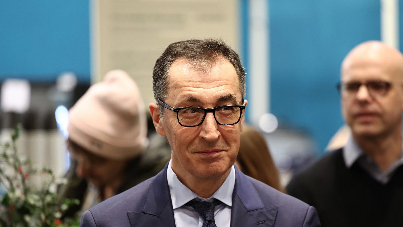 Özdemir zerschnitt zum Beginn der Messe das Eröffnungsband – und grüßte all diejenigen, die wegen des Seuchenausbruchs in Sorge sind.Foto: dpa/Hannes P Albert