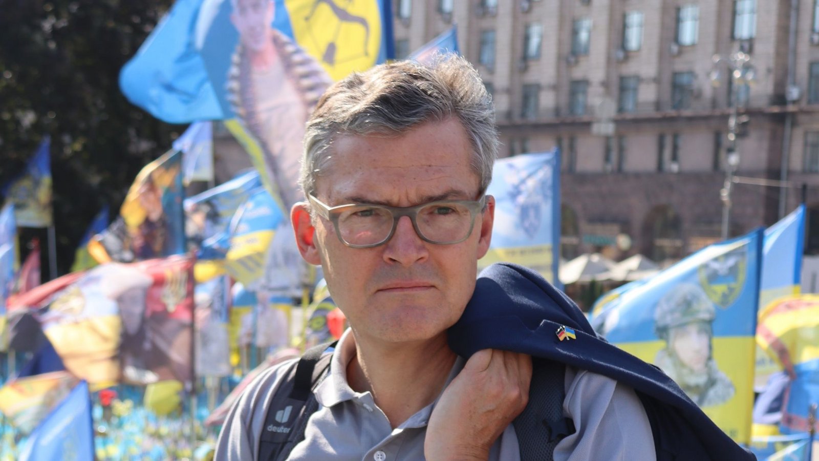 Christdemokrat Roderich Kiesewetter auf dem Maidan-Platz in Kiew: mit Nationalflaggen gedenken die Ukrainer hier der von den russischen Angreifern getöteten Soldaten.Foto: privat Christdemokrat Roderich Kiesewetter auf dem Maidan-Platz in Kiew: mit Nationalflaggen gedenken die Ukrainer hier der von den russischen Angreifern getöteten Soldaten.Foto: privat