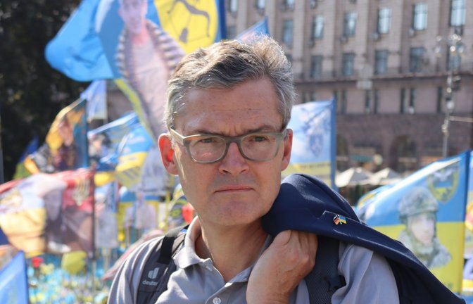 Christdemokrat Roderich Kiesewetter auf dem Maidan-Platz in Kiew: mit Nationalflaggen gedenken die Ukrainer hier der von den russischen Angreifern getöteten Soldaten.<span class='image-autor'>Foto: privat</span>