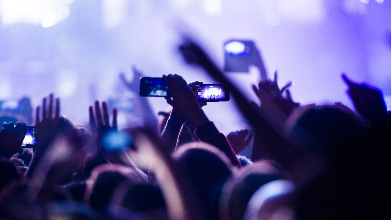 Musik soll Menschen verbinden - doch Wucherpreise auf dem Zweitmarkt machen einen Konzertbesuch für viele Fans unerschwinglich, kritisiert die Branche. (Symbolbild)Foto: Christophe Gateau/dpa