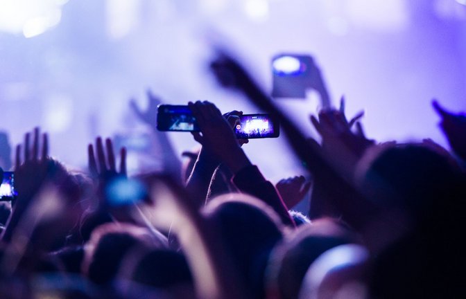 Musik soll Menschen verbinden - doch Wucherpreise auf dem Zweitmarkt machen einen Konzertbesuch für viele Fans unerschwinglich, kritisiert die Branche. (Symbolbild)<span class='image-autor'>Foto: Christophe Gateau/dpa</span>