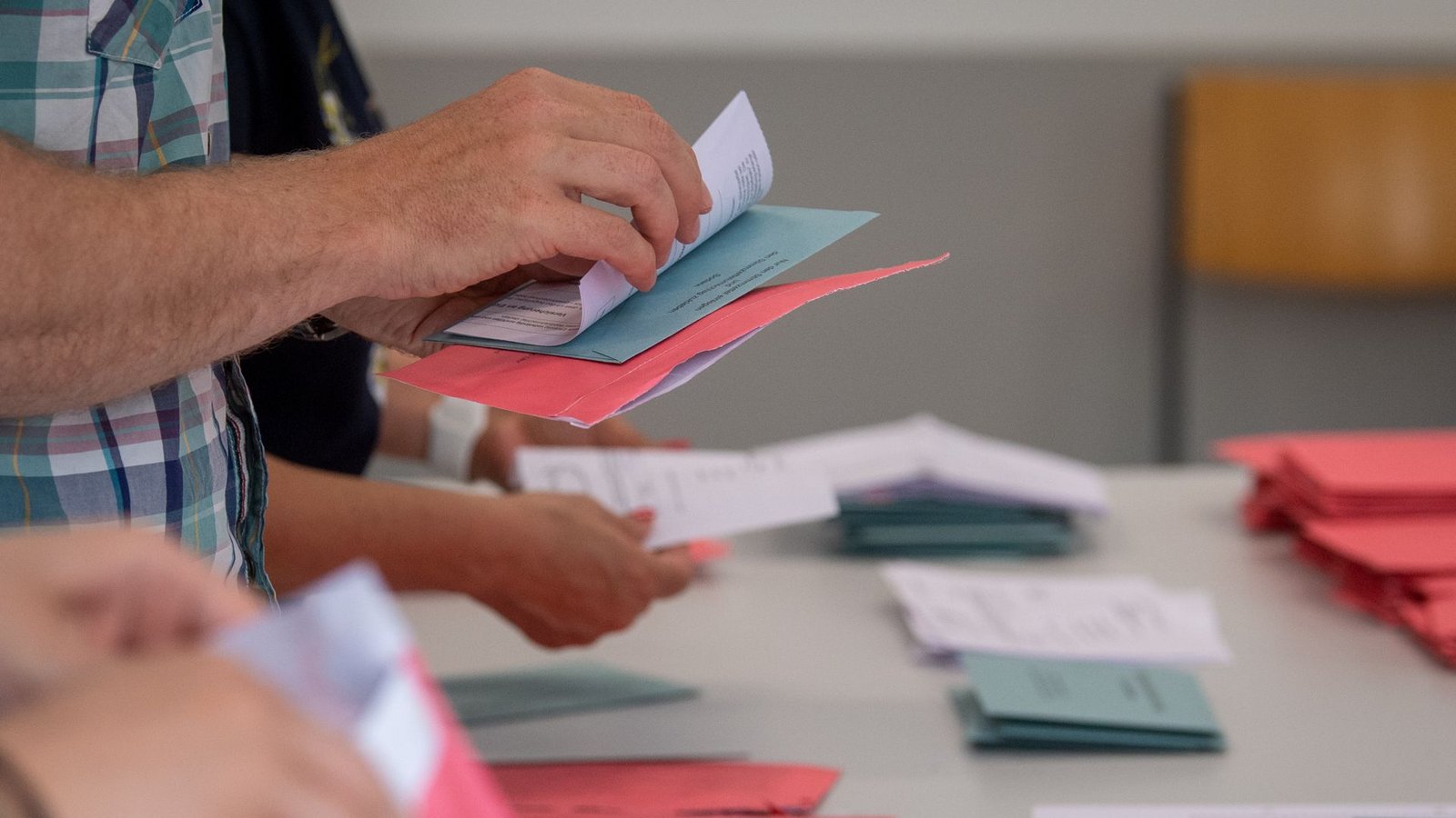 Bei der Landtagswahl in Sachsen soll es zu Wahlfälschungen gekommen sein. (Symbolbild)Foto: dpa/Hendrik Schmidt Bei der Landtagswahl in Sachsen soll es zu Wahlfälschungen gekommen sein. (Symbolbild)Foto: dpa/Hendrik Schmidt