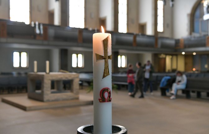 Ein Ausdruck von Hoffnung: Osterkerze in der Stuttgarter Stiftskirche<span class='image-autor'>Foto: Lichtgut/Max Kovalenko</span>