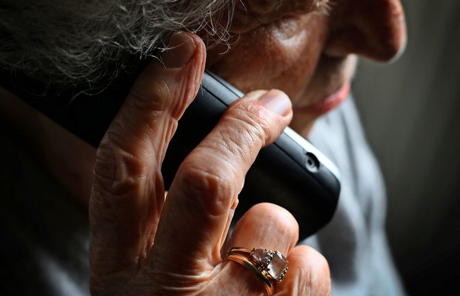 Der Betrüger meldete sich per Telefon bei der Frau. (Symbolbild)<span class='image-autor'>Foto: Hildenbrand/Karl-Josef Hildenbrand</span>