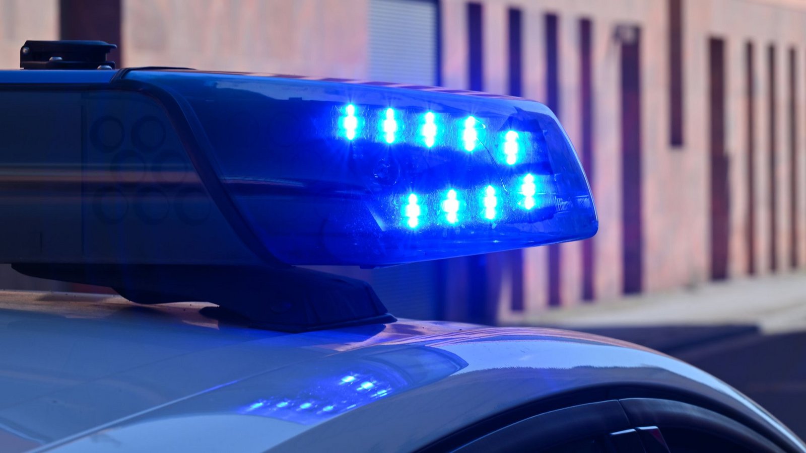 Ein 15-Jähriger steht im Verdacht, einen Brandsatz in ein von mehreren Menschen besuchtes Café in Frankfurt am Main geworfen zu haben (Symbolfoto).Foto: dpa/Patrick Pleul Ein 15-Jähriger steht im Verdacht, einen Brandsatz in ein von mehreren Menschen besuchtes Café in Frankfurt am Main geworfen zu haben (Symbolfoto).Foto: dpa/Patrick Pleul