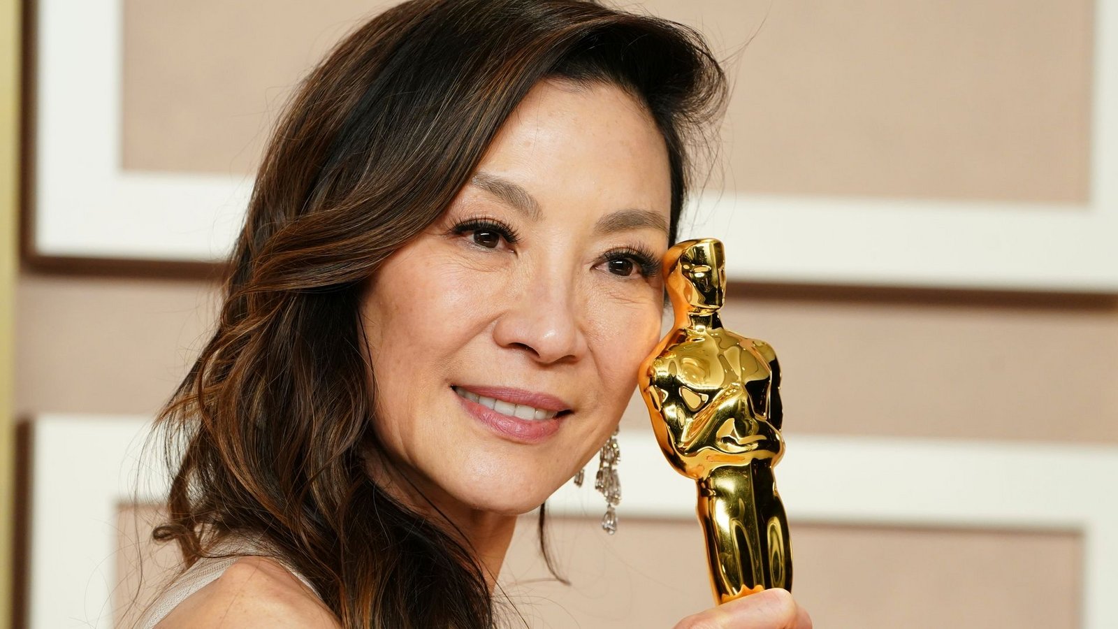 Michelle Yeoh wurde als erste Asiatin überhaupt zur besten Hauptdarstellerin gekürt wurde.Foto: Jordan Strauss/Invision/dpa