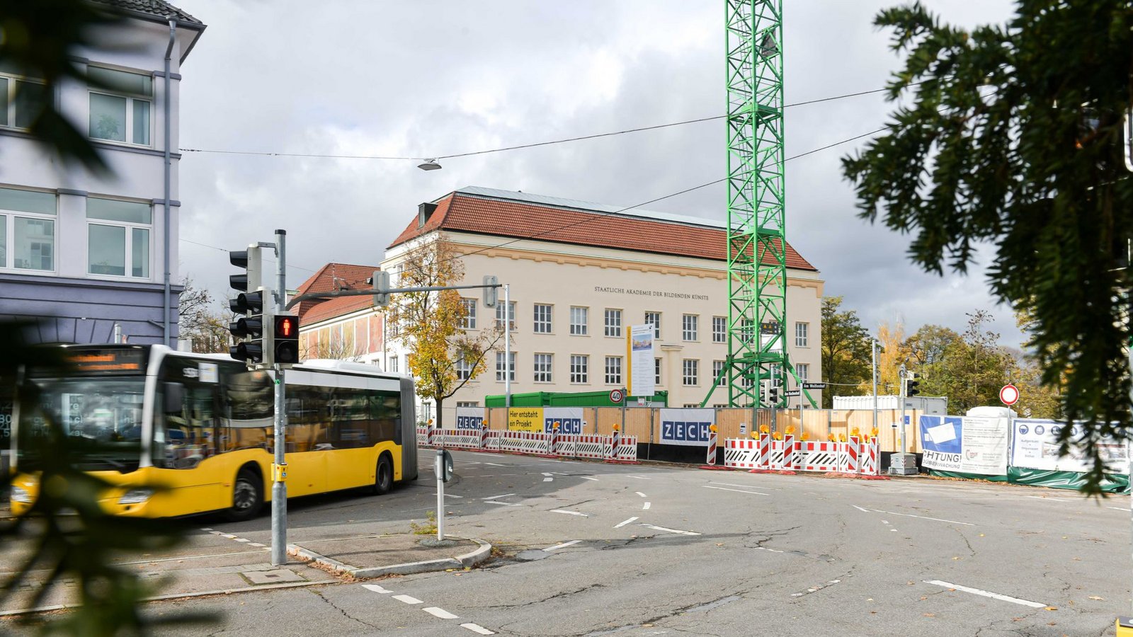 Nahe der Brenzkirche und neben der Kunstakademie entsteht noch ein IBA 27-Projekt – das Weissenhof.Forum. Der . . .Foto: LICHTGUT/Max Kovalenko