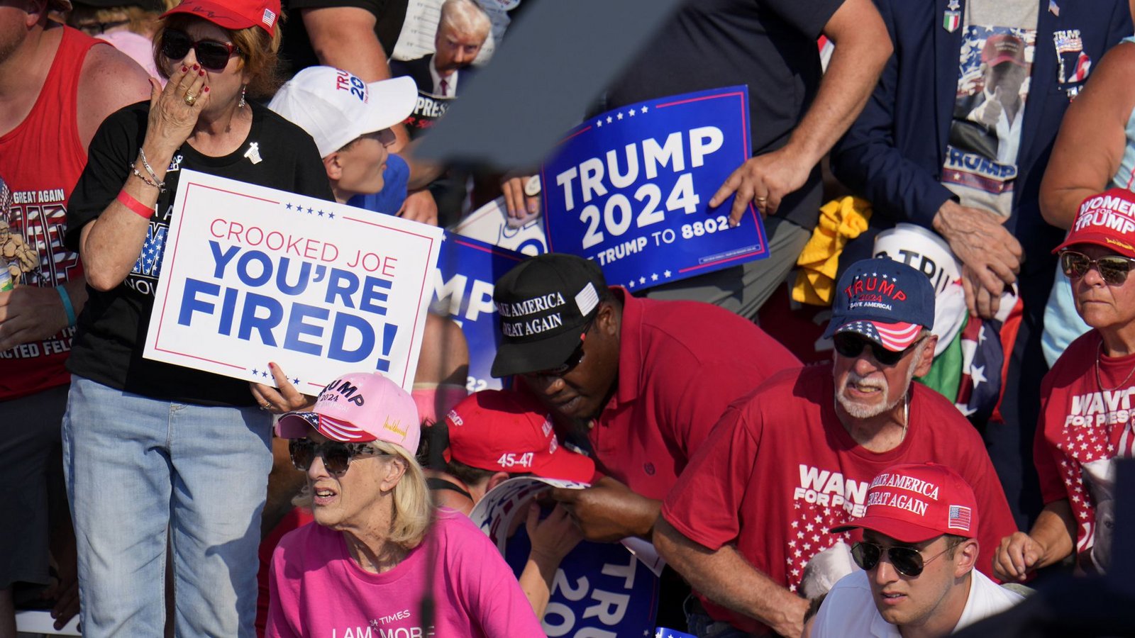 Trump-Unterstützer bei der Wahlkampfveranstaltung – sichtlich geschocktFoto: dpa/Gene J. Puskar Trump-Unterstützer bei der Wahlkampfveranstaltung – sichtlich geschocktFoto: dpa/Gene J. Puskar
