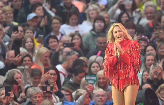 Helene Fischer performte beim Tourauftakt in Dresden ihre größten Hits aus knapp 20 Jahren Bühnenkarriere, darunter "Atemlos durch die Nacht", "Herzbeben" und "Null auf 100".<span class='image-autor'>Foto: Robert Michael/dpa</span>