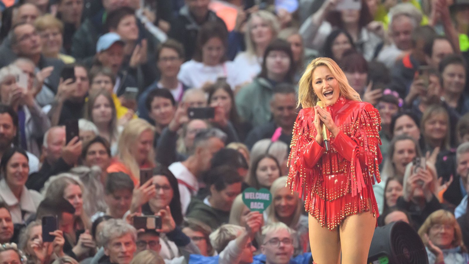Helene Fischer performte beim Tourauftakt in Dresden ihre größten Hits aus knapp 20 Jahren Bühnenkarriere, darunter "Atemlos durch die Nacht", "Herzbeben" und "Null auf 100".Foto: Robert Michael/dpa Helene Fischer performte beim Tourauftakt in Dresden ihre größten Hits aus knapp 20 Jahren Bühnenkarriere, darunter "Atemlos durch die Nacht", "Herzbeben" und "Null auf 100".Foto: Robert Michael/dpa