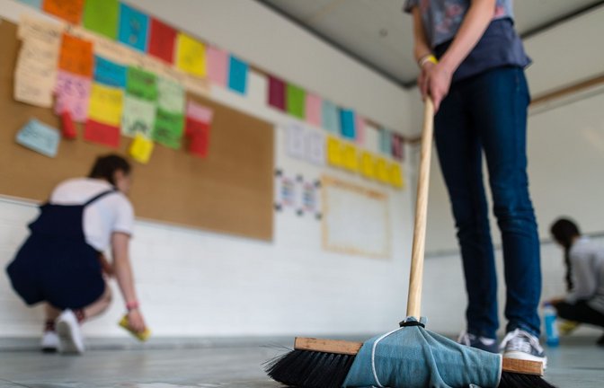 In manchen Schulen werden Schüler für Putzdienste herangezogen, um zu sparen.<span class='image-autor'>Foto: dpa/Sebastian Gollnow</span>