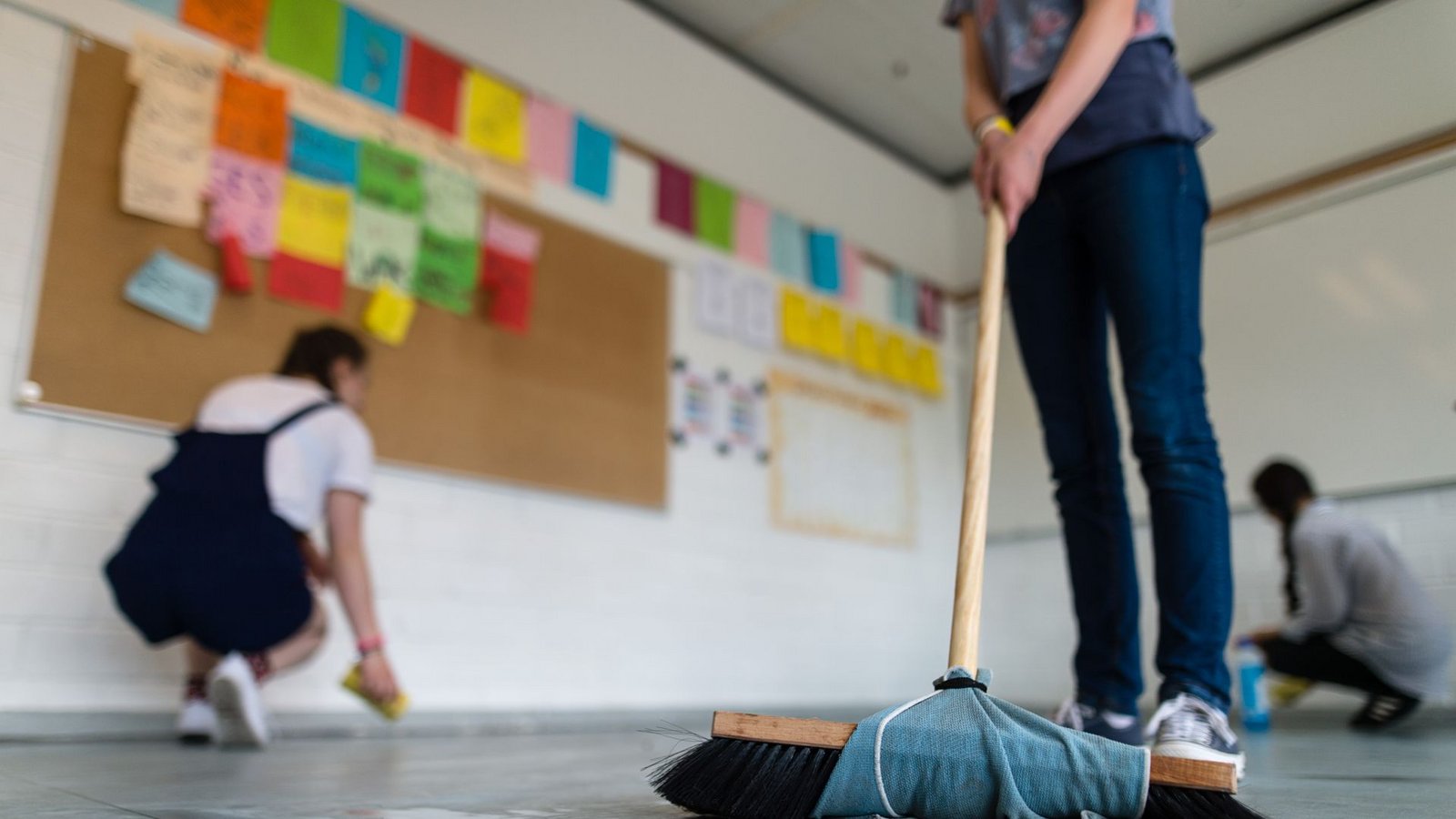 In manchen Schulen werden Schüler für Putzdienste herangezogen, um zu sparen.Foto: dpa/Sebastian Gollnow In manchen Schulen werden Schüler für Putzdienste herangezogen, um zu sparen.Foto: dpa/Sebastian Gollnow