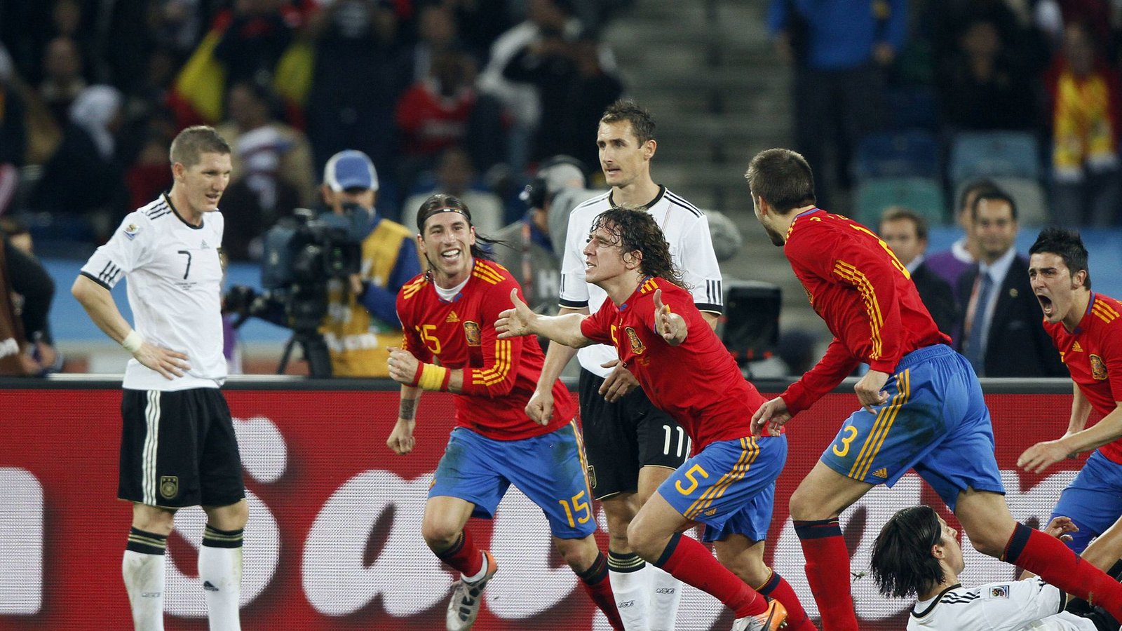 Carles Puyol köpft sein Team schließlich nach einer Ecke mit dem Tor des Tages ins Finale (73.) – dort holt Spanien wenige Tage später den WM-Titel durch einen 1:0-Sieg gegen die Niederlande.Foto: imago/Mary Evans