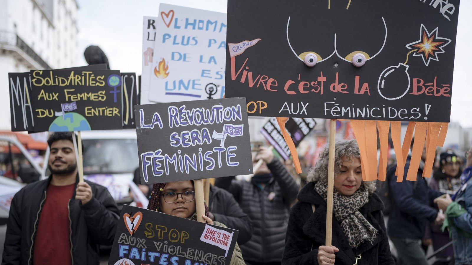 Eine Frau hält in Paris (Frankreich) ein Plakat mit der Aufschrift «Die Revolution wird feministisch sein» während einer Demonstration anlässlich des Internationalen Frauentags.Foto: dpa/Lewis Joly Eine Frau hält in Paris (Frankreich) ein Plakat mit der Aufschrift «Die Revolution wird feministisch sein» während einer Demonstration anlässlich des Internationalen Frauentags.Foto: dpa/Lewis Joly