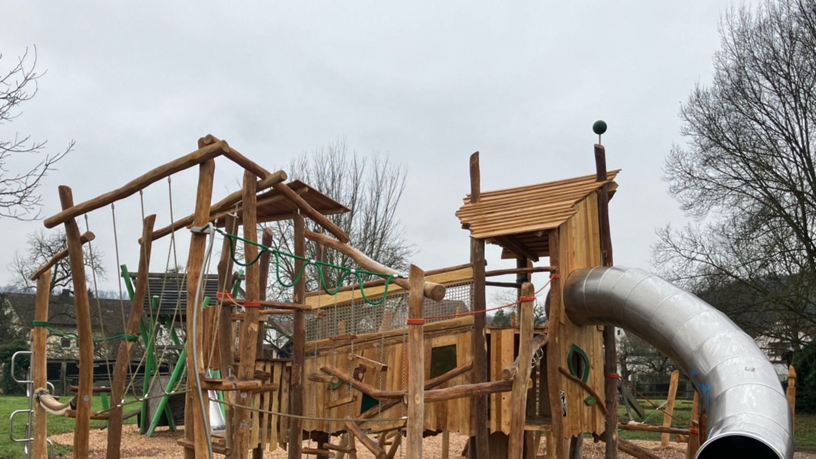 Auf dem Spielplatz in Mühlhausen kann wieder sicher geklettert und getobt werden. Foto: p