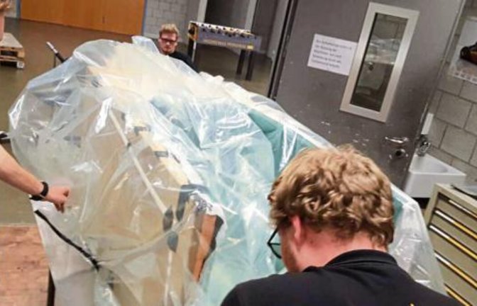 Mit Hilfe von Vakuum wird Harz in das Carbongelege gezogen, links Johannes Ziegler.