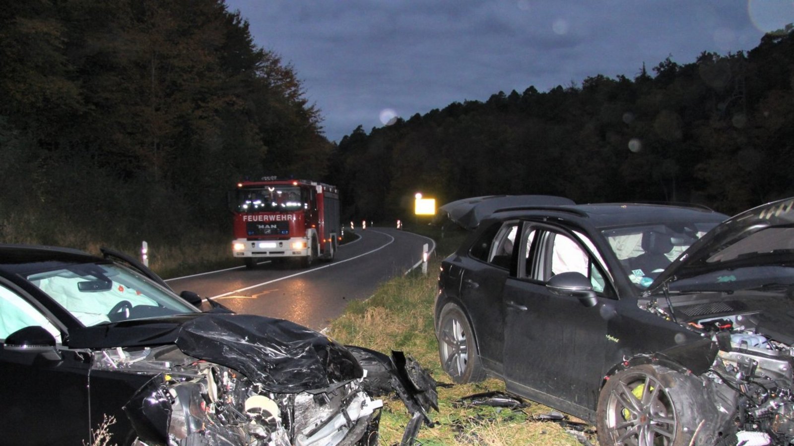 Eine Person wird bei dem Unfall am Montagabend leicht verletzt. Foto: Banholzer