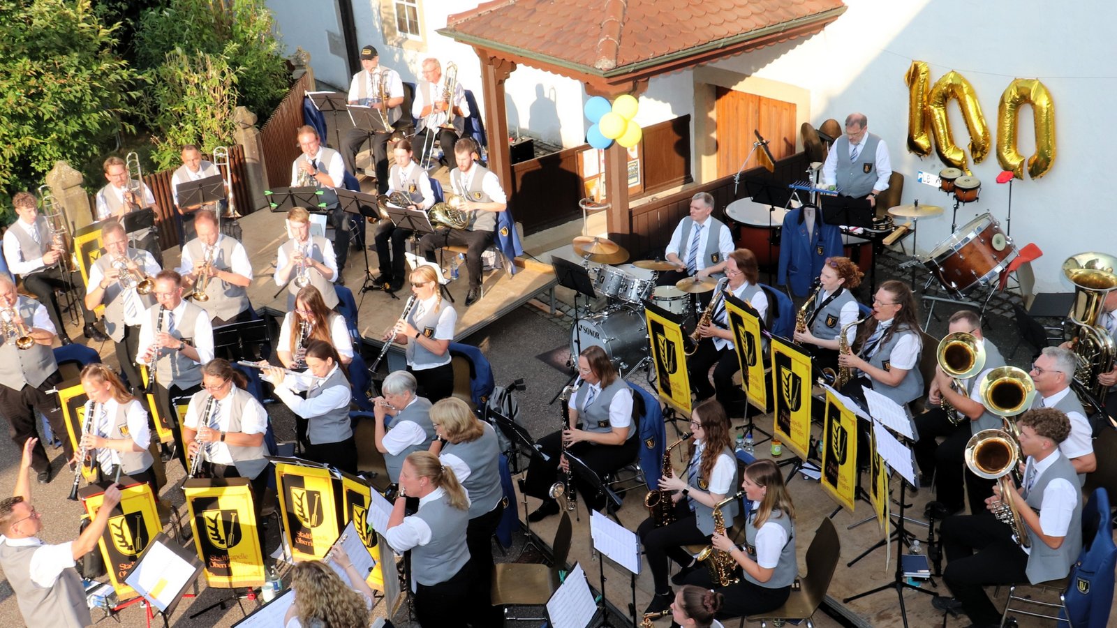 Weiß zu begeistern: der Musikverein Stadtkapelle Oberriexingen bei seiner Geburtstagsserenade.     Foto: Gergen