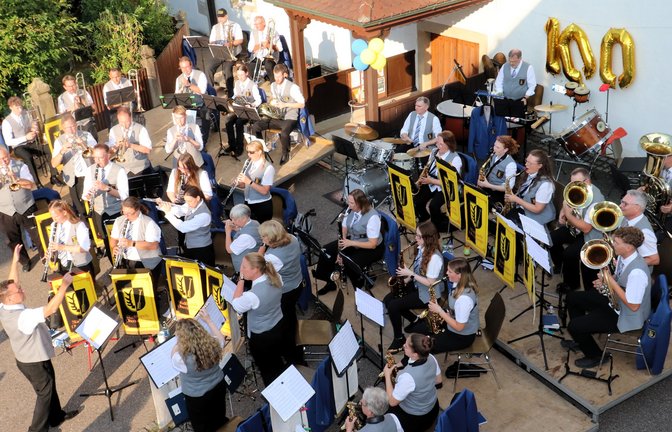 Weiß zu begeistern: der Musikverein Stadtkapelle Oberriexingen bei seiner Geburtstagsserenade.     Foto: Gergen