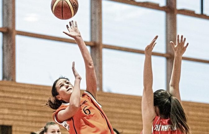 Für die Basketballerinnen der BSG Vaihingen/Sachsenheim (am Ball Nathalie Werner) beginnt die neue Bezirksligasaison am Sonntag mit dem Gastspiel in Steinenbronn. Foto: Simecek