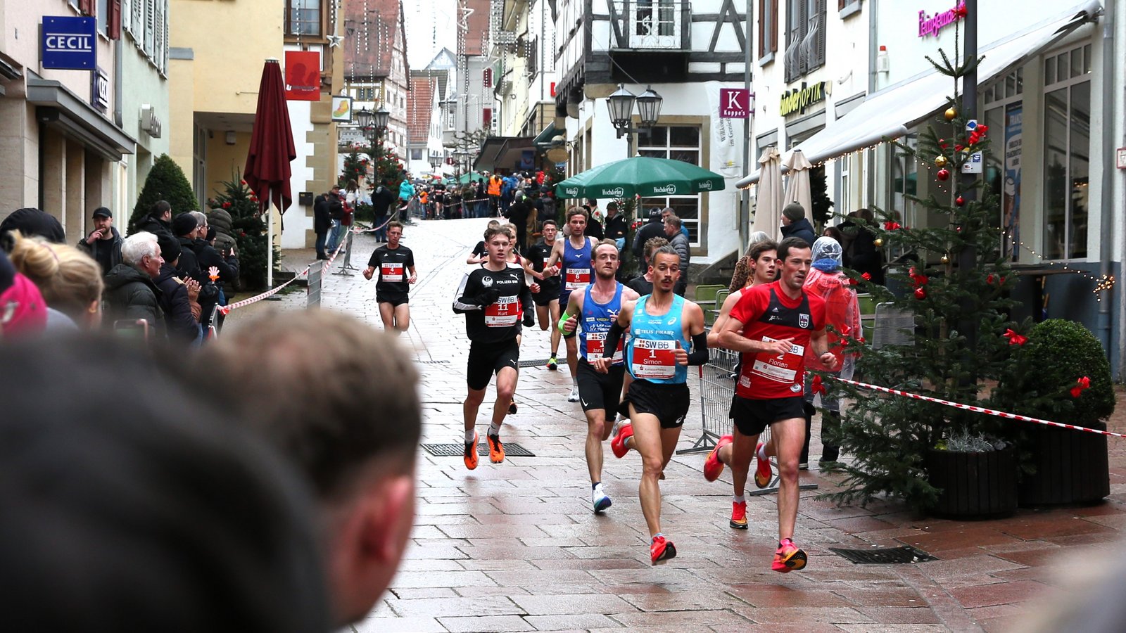 Simon Boch (in Türkis) hat den Silvesterlauf durch Bietigheim bereits sechs Mal gewonnen, wird aber bei der 42. Auflage des Rennens verletzungsbedingt nicht am Start sein. Archivfoto: Küppers