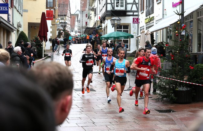 Simon Boch (in Türkis) hat den Silvesterlauf durch Bietigheim bereits sechs Mal gewonnen, wird aber bei der 42. Auflage des Rennens verletzungsbedingt nicht am Start sein. Archivfoto: Küppers
