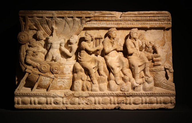 Fasziniert von Schiffen: die Abenteuer des Odysseus waren ein beliebtes Motiv bei den Etruskern. Hier ein Alabasterurne aus Volterra (2. Jhd. v. Chr.) mit der Darstellung von Odysseus und den Sirenen<span class='image-autor'>-Laura Frenzel/LfA Sachsen/smac</span>