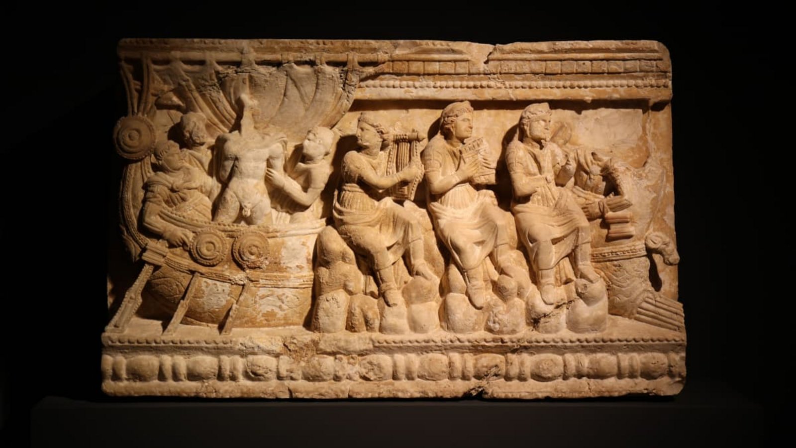 Fasziniert von Schiffen: die Abenteuer des Odysseus waren ein beliebtes Motiv bei den Etruskern. Hier ein Alabasterurne aus Volterra (2. Jhd. v. Chr.) mit der Darstellung von Odysseus und den Sirenen-Laura Frenzel/LfA Sachsen/smac Fasziniert von Schiffen: die Abenteuer des Odysseus waren ein beliebtes Motiv bei den Etruskern. Hier ein Alabasterurne aus Volterra (2. Jhd. v. Chr.) mit der Darstellung von Odysseus und den Sirenen-Laura Frenzel/LfA Sachsen/smac