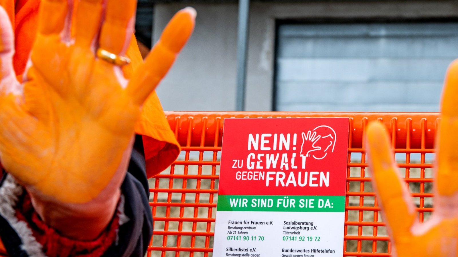 Die "Orange Bank", die auf Gewalt gegen Frauen aufmerksam machen soll, wird ebenfalls vom Verein "Sicherer Landkreis Ludwigsburg" gefördert. Archivfoto: Landratsamt Die "Orange Bank", die auf Gewalt gegen Frauen aufmerksam machen soll, wird ebenfalls vom Verein "Sicherer Landkreis Ludwigsburg" gefördert. Archivfoto: Landratsamt