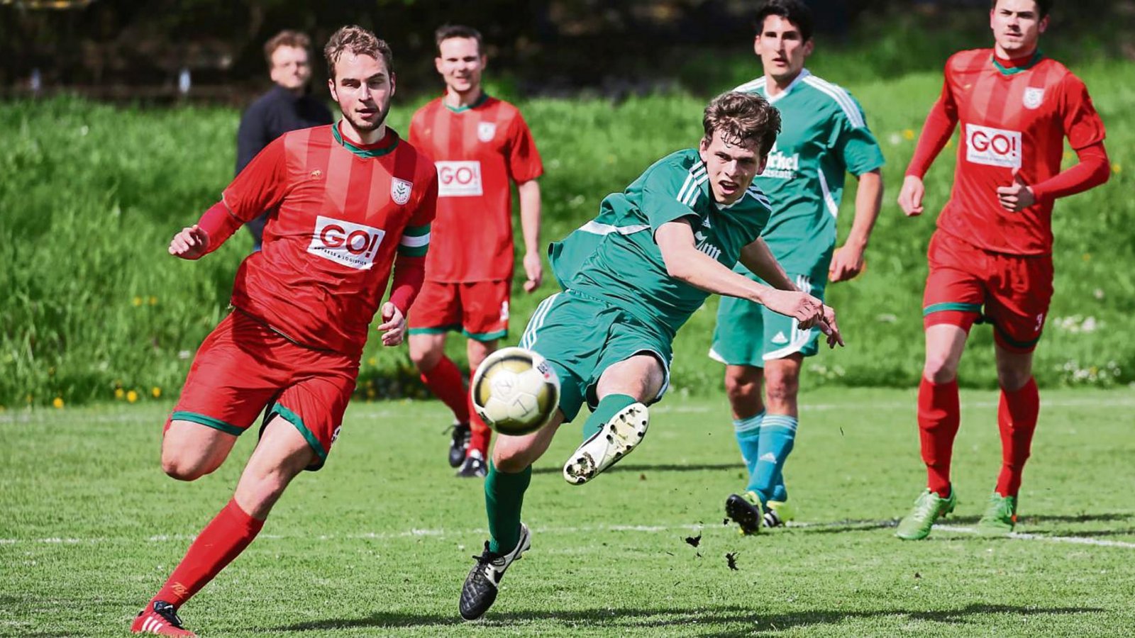 Beim Derby im Hardtwäldle fliegen die Rasenfetzen, wenn Joshua Strasser das Leder unter den Augen des Nussdorfer Kapitäns Heiko Dieterle in Richtung Tor schießt. Foto: Küppers Beim Derby im Hardtwäldle fliegen die Rasenfetzen, wenn Joshua Strasser das Leder unter den Augen des Nussdorfer Kapitäns Heiko Dieterle in Richtung Tor schießt. Foto: Küppers