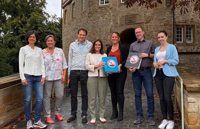 Zwei Ordner voller Unterschriften überreicht die Bürgerinitiative Gegenwind an die Stadt Sachsenheim.  <span class='image-autor'>Foto: p</span>