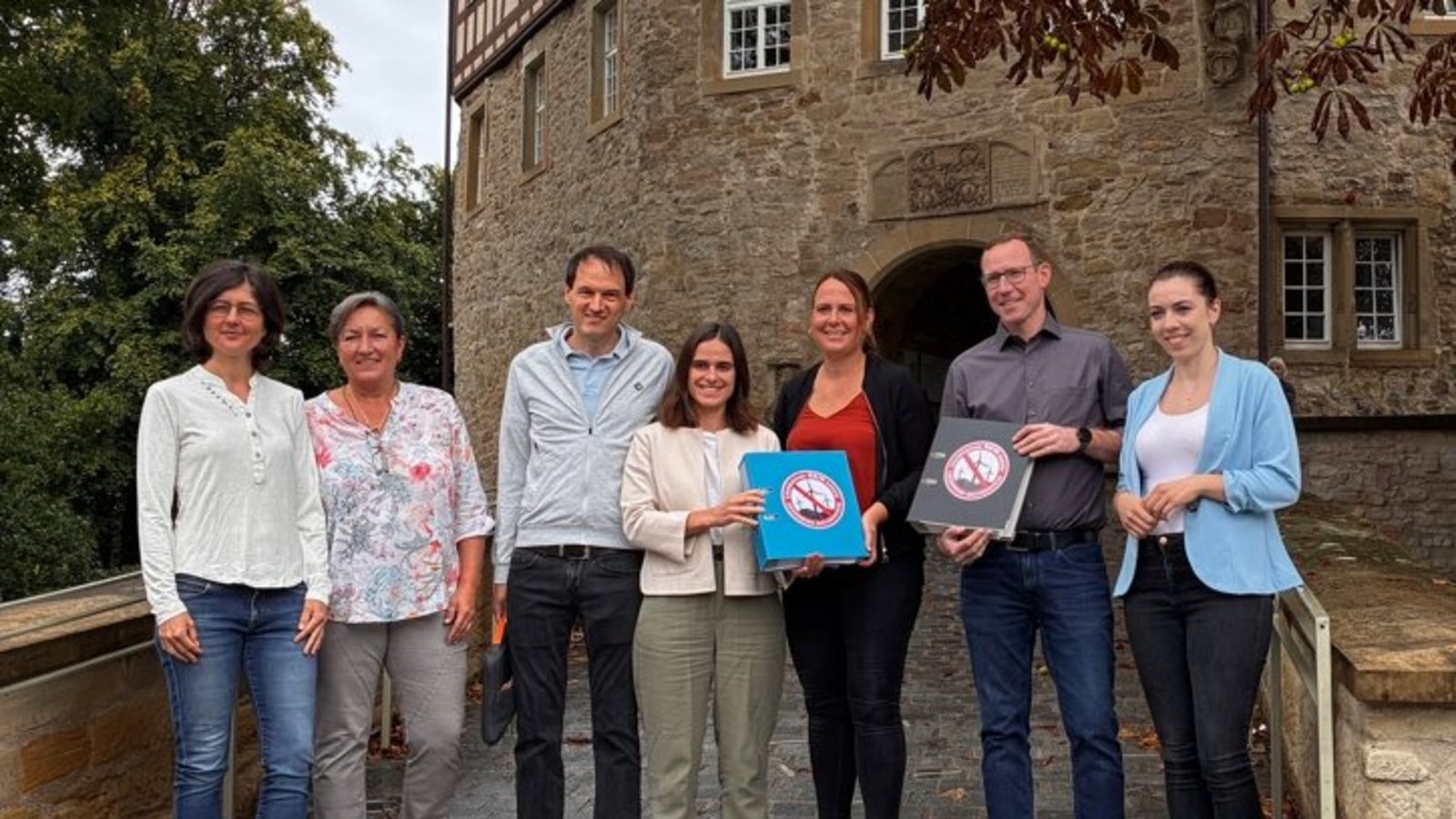 Zwei Ordner voller Unterschriften überreicht die Bürgerinitiative Gegenwind an die Stadt Sachsenheim. Foto: p Zwei Ordner voller Unterschriften überreicht die Bürgerinitiative Gegenwind an die Stadt Sachsenheim. Foto: p