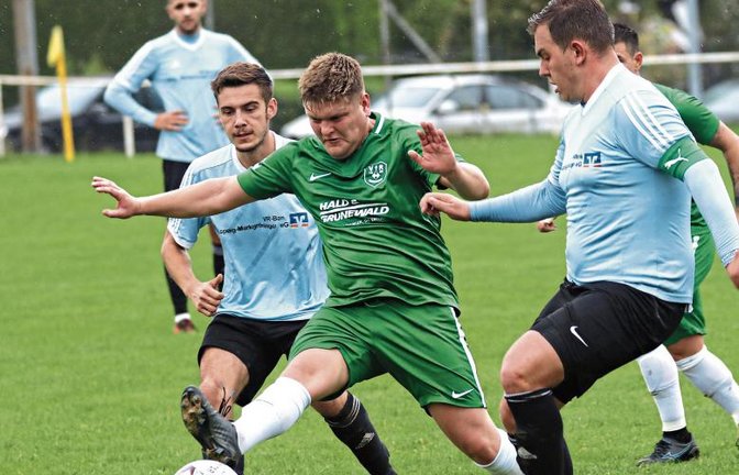 Der VfR Sersheim (in Grün Justas Kablys) hatzwar zuletzt in Oberriexingen verloren, will aber jetzt die nächsten zwei Spiele gegen seine Verfolger in der B 8 gewinnen. Foto: Küppers