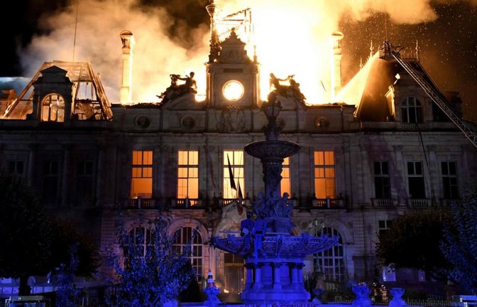 Protest in Frankreich am 17. Oktober: Dieses Foto zeigt ein Feuer, das das Rathaus in Limoges in Zentralfrankreich zerstört, nachdem eine Gruppe von Personen im Rahmen einer landesweiten Mobilisierungsaktion gegen hohe Lebenshaltungskosten gewaltsam in das Gebäude eingedrungen war.<span class='image-autor'>Pascal Lachenaud/AFP/dpa</span>
