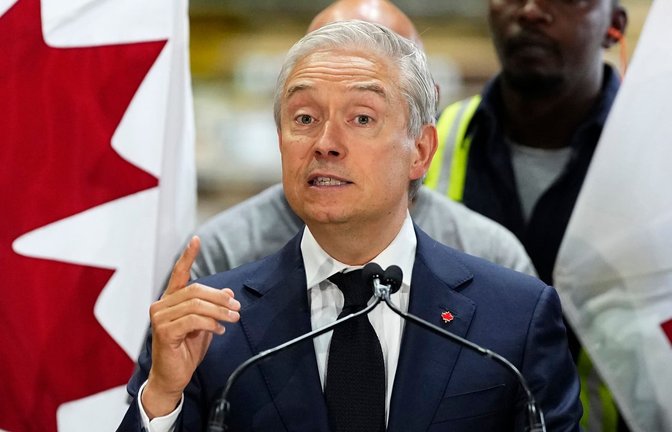 Francois-Philippe Champagne, Finanzminister von Kanada, spricht bei einer Pressekonferenz über Kanadas Reaktion auf die US-Zölle in einem Dachdeckerbetrieb. (zu dpa: «Kanada: Vergeltungszölle gegen USA von bis zu 50 Prozent»)<span class='image-autor'>Justin Tang/The Canadian Press/AP/dpa</span>