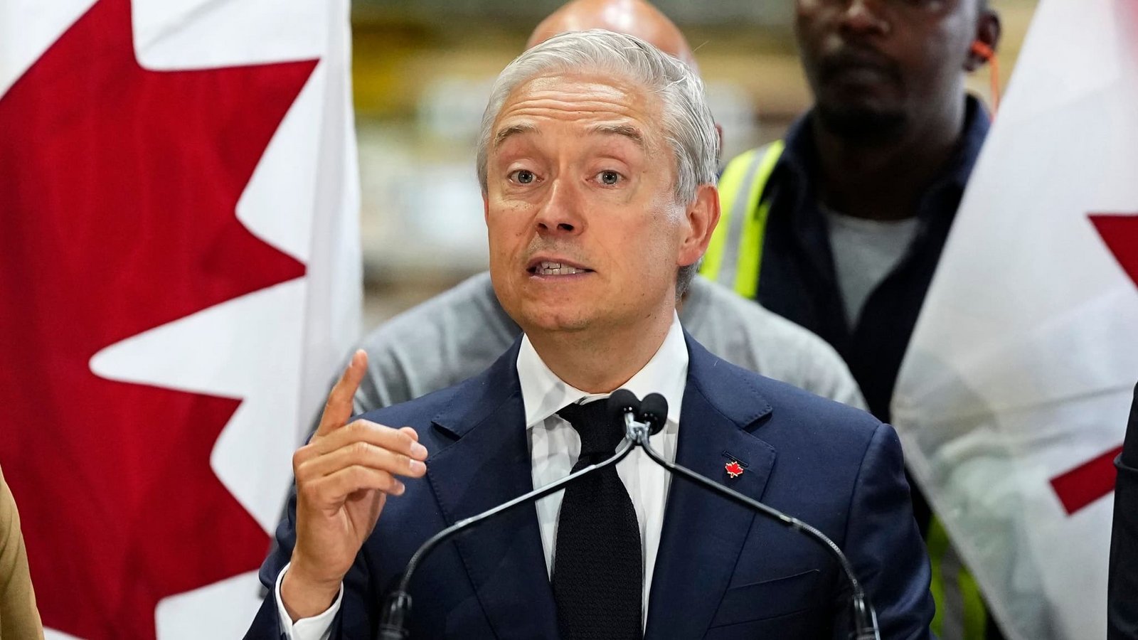 Francois-Philippe Champagne, Finanzminister von Kanada, spricht bei einer Pressekonferenz über Kanadas Reaktion auf die US-Zölle in einem Dachdeckerbetrieb. (zu dpa: «Kanada: Vergeltungszölle gegen USA von bis zu 50 Prozent»)Justin Tang/The Canadian Press/AP/dpa Francois-Philippe Champagne, Finanzminister von Kanada, spricht bei einer Pressekonferenz über Kanadas Reaktion auf die US-Zölle in einem Dachdeckerbetrieb. (zu dpa: «Kanada: Vergeltungszölle gegen USA von bis zu 50 Prozent»)Justin Tang/The Canadian Press/AP/dpa