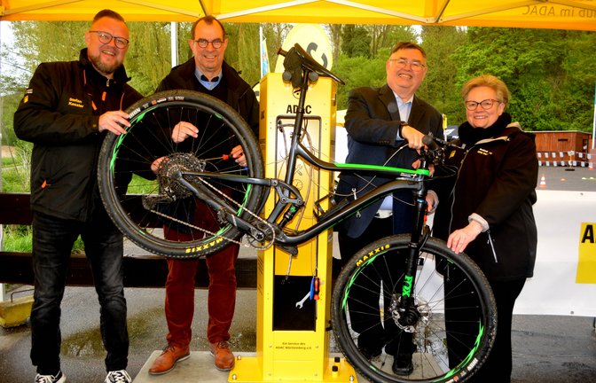 Die Säule mit Werkzeug bietet schnelle Reparaturmöglichkeit. Davon überzeugten sich der RKV-Vorsitzende Stefan Kessler und Oberbürgermeister Frank Schneider (von links) bei Carl-Eugen Metz und Ursula Spellenberg vom ADAC.  <span class='image-autor'>Foto: Stahlfeld</span>