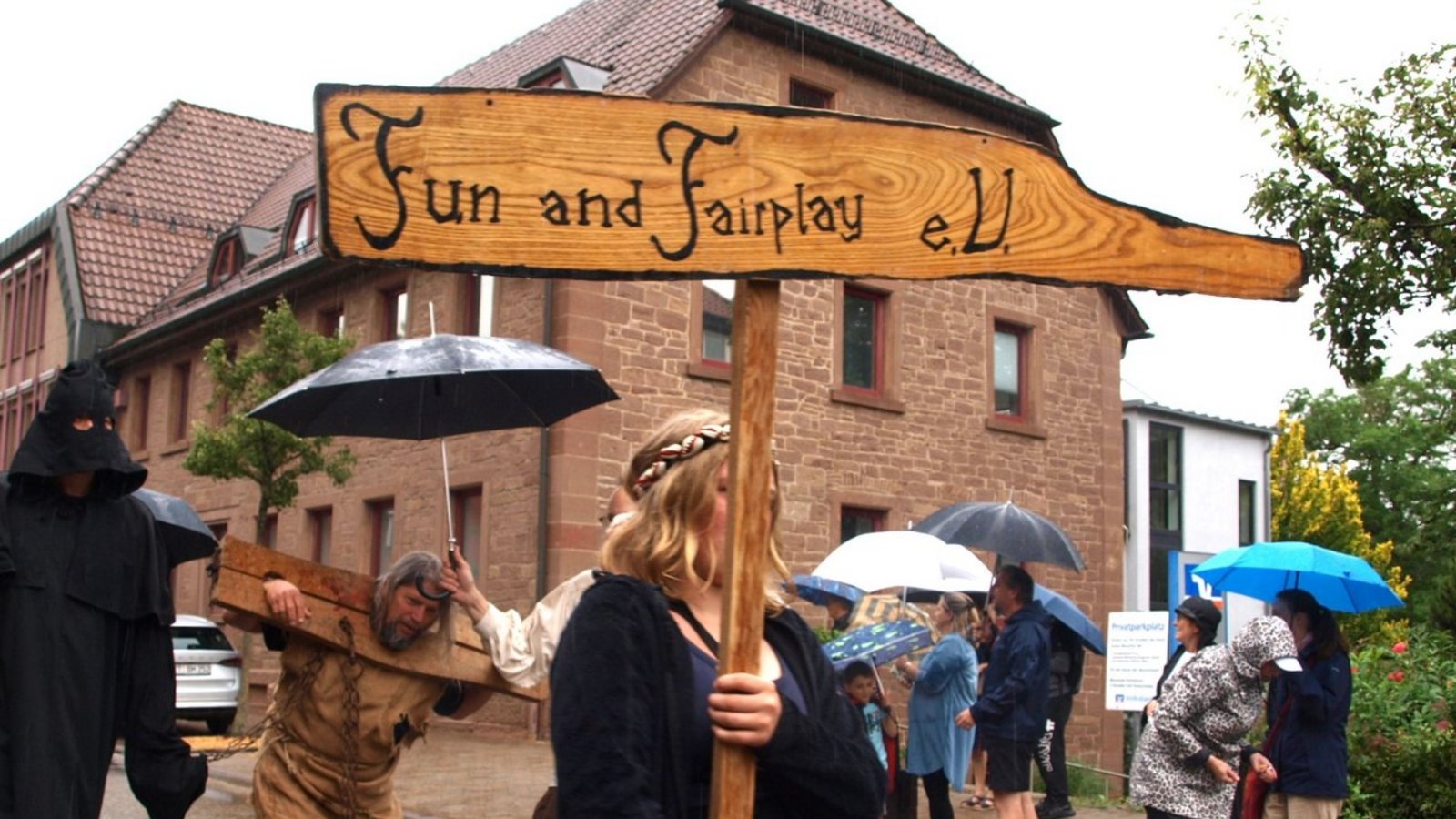 Im Festzug auf dem Weg zum Schafott – und das mit Fun und Fairplay.