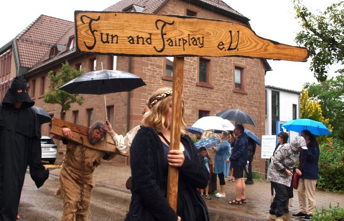 Im Festzug auf dem Weg zum Schafott – und das mit Fun und Fairplay.