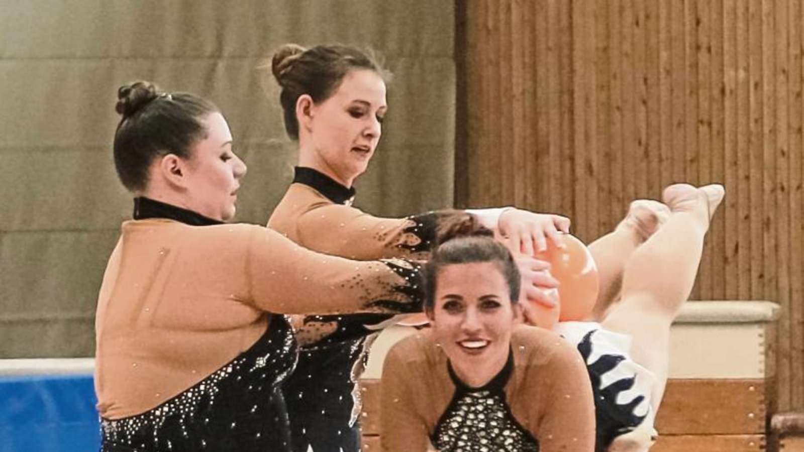 Rebecca Grimml, Sabrina Götz, Jasmin Geske und Julia Weh (links von links) sicherten sich souverän den Titel in der Landesliga. Lina Brenner, Paula Kolb, Mailin Widmann und Jasmin Tenzer (rechts oben von links) stiegen als Zweite der Bezirksliga in die Landesliga auf. Und die Gruppe AMASA (rechts unten), die jüngsten im Teilnehmerfeld, feierten ein gelungenes Debüt.  Fotos: Simecek Rebecca Grimml, Sabrina Götz, Jasmin Geske und Julia Weh (links von links) sicherten sich souverän den Titel in der Landesliga. Lina Brenner, Paula Kolb, Mailin Widmann und Jasmin Tenzer (rechts oben von links) stiegen als Zweite der Bezirksliga in die Landesliga auf. Und die Gruppe AMASA (rechts unten), die jüngsten im Teilnehmerfeld, feierten ein gelungenes Debüt.  Fotos: Simecek